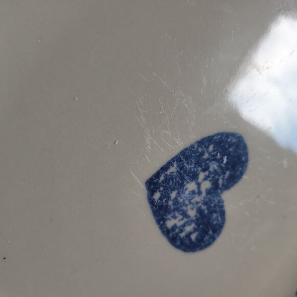 Set Of 4 Heartland Folk Plates With Blue Heart & Speckled Rim Ceramic Dinnerware - Picture 3 of 7